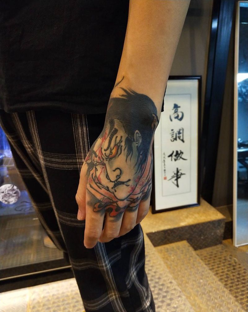 生首纹身图片_手部纹身图案