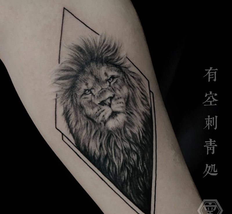 狮纹身图片_手臂几何点刺纹身图案