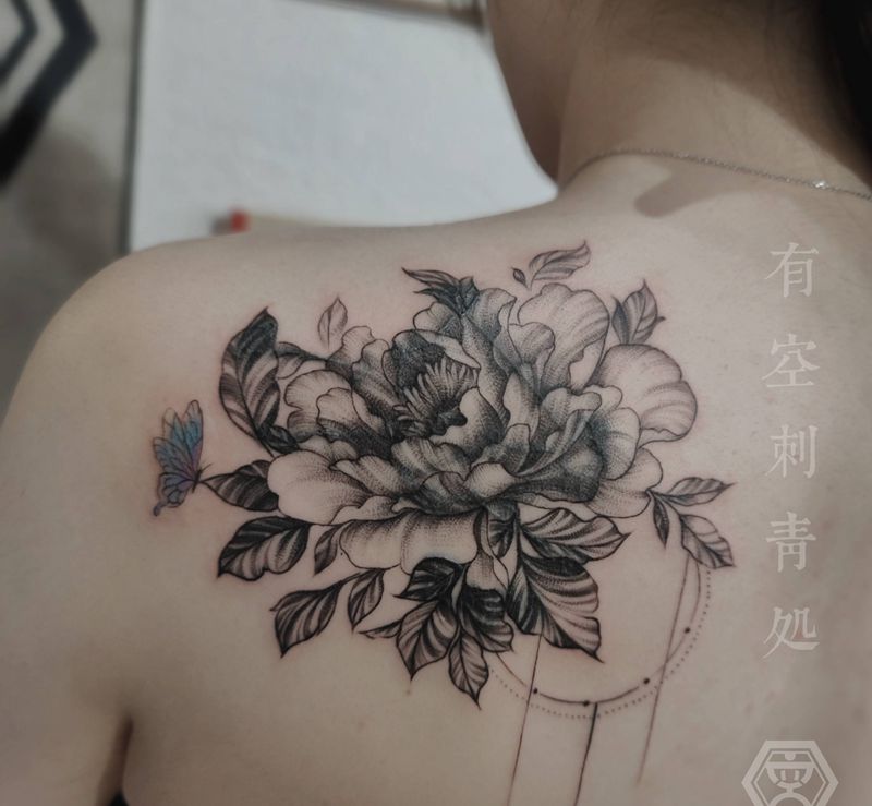 素花遮盖纹身图片_肩部欧美写实点刺纹身图案