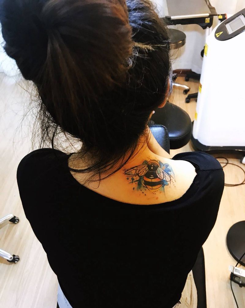 采花小蜜蜂纹身图片