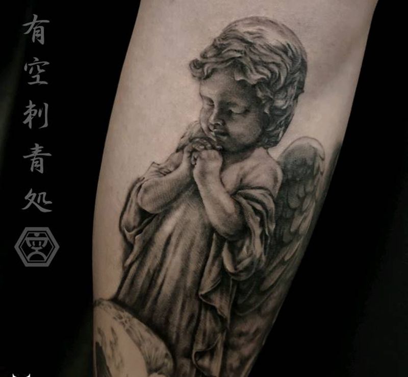 小天使纹身图片_腿部欧美写实纹身图案