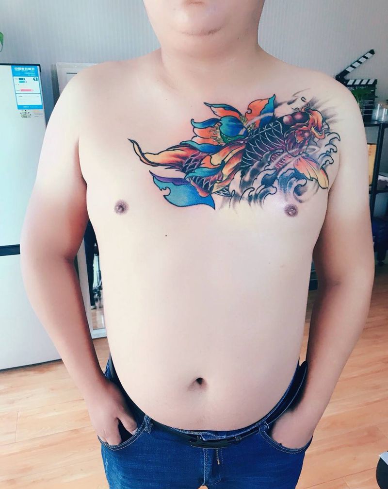 胸口锦鲤！纹身图片