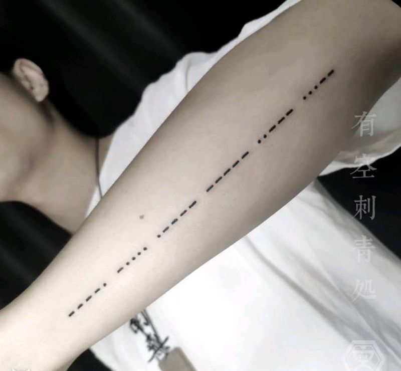 摩斯电码纹身图片_手臂点刺纹身图案