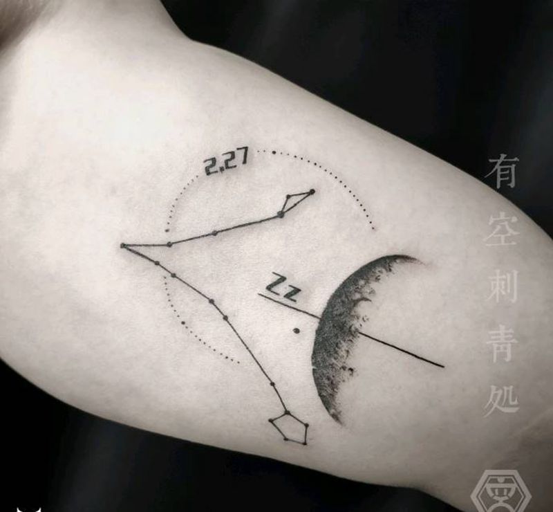 双鱼♓月纹身图片_手臂点刺纹身图案
