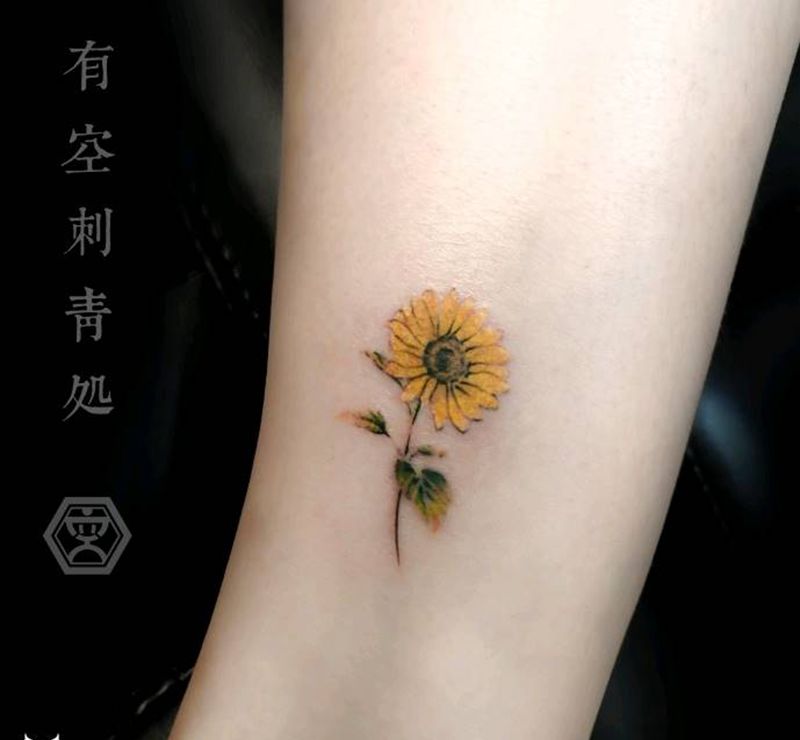 向阳花纹身图片_腿部水彩纹身图案