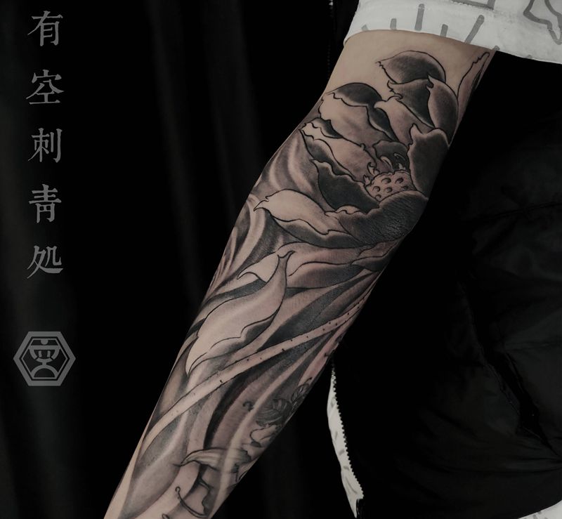 莲花生纹身图片_手臂新传统纹身图案