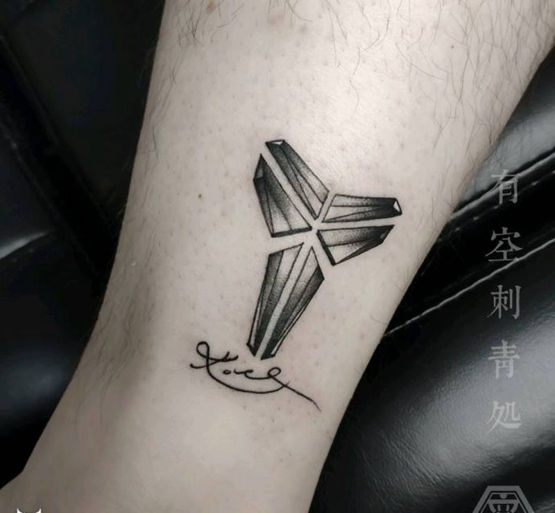 纪念科比纹身图片_腿部点刺纹身图案