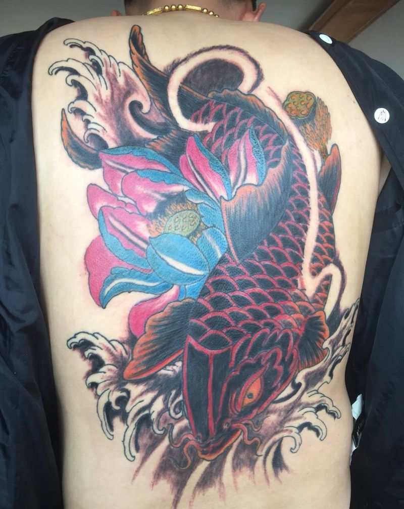 后背锦鲤纹身图片