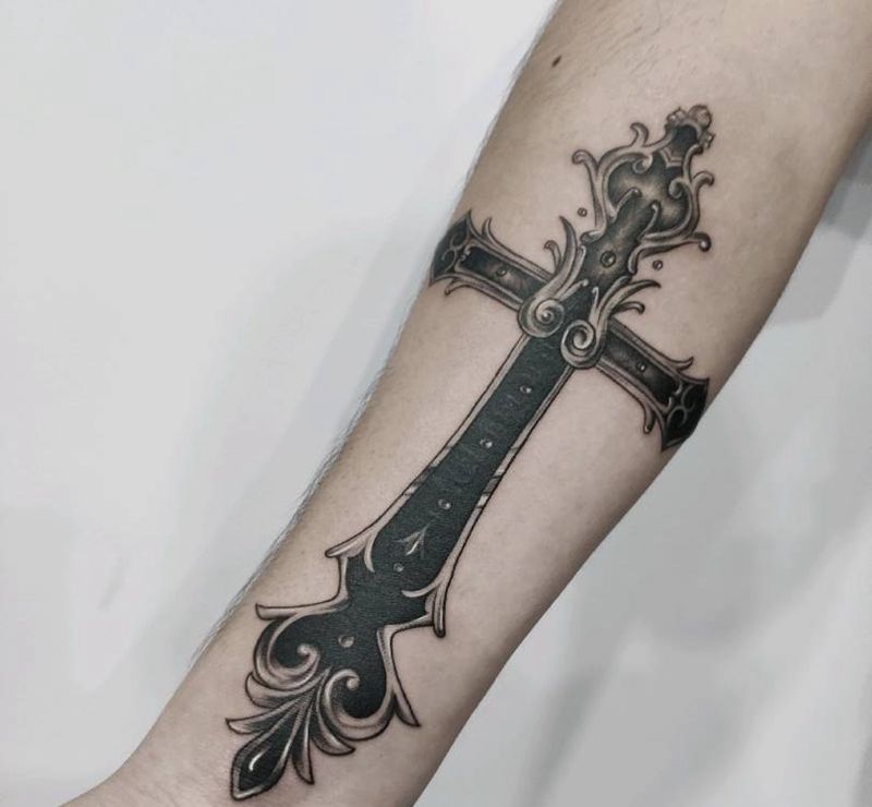 十字架遮盖纹身图片_手臂欧美写实纹身图案