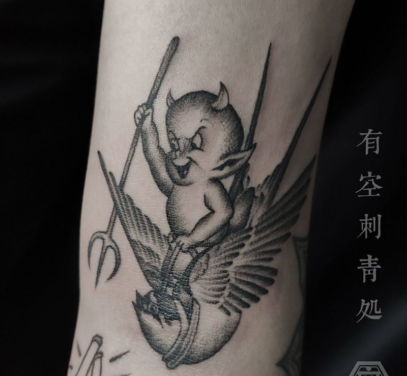 小魔鬼纹身图片_手臂点刺纹身图案