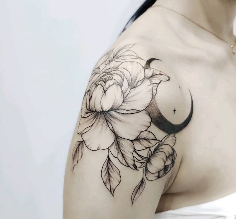 月亮加个花纹身图片_肩部点刺纹身图案