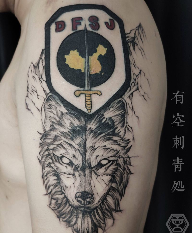 修改老纹身战狼纹身图片_肩部点刺纹身图案