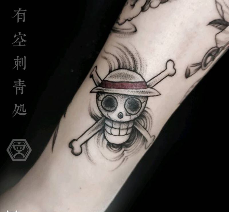 草帽团标纹身图片_手臂点刺纹身图案