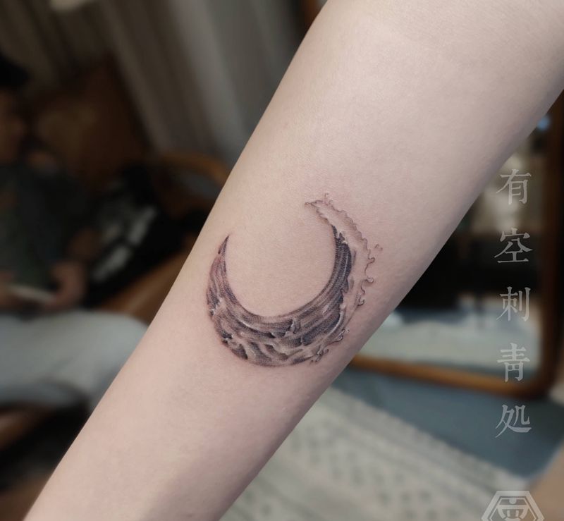 月来月浪纹身图片_手臂点刺纹身图案