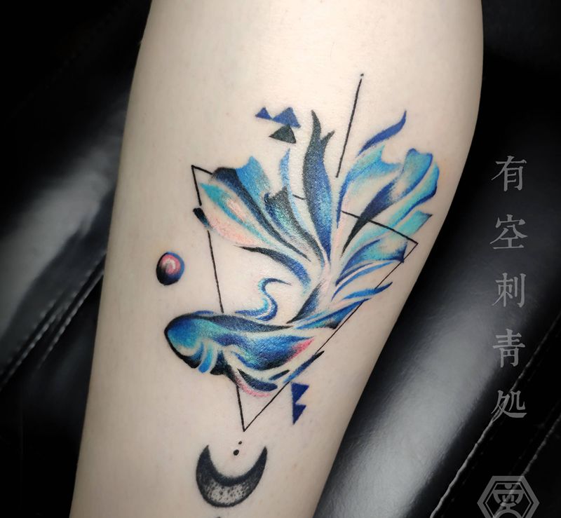 斗鱼纹身图片_腿部水彩纹身图案