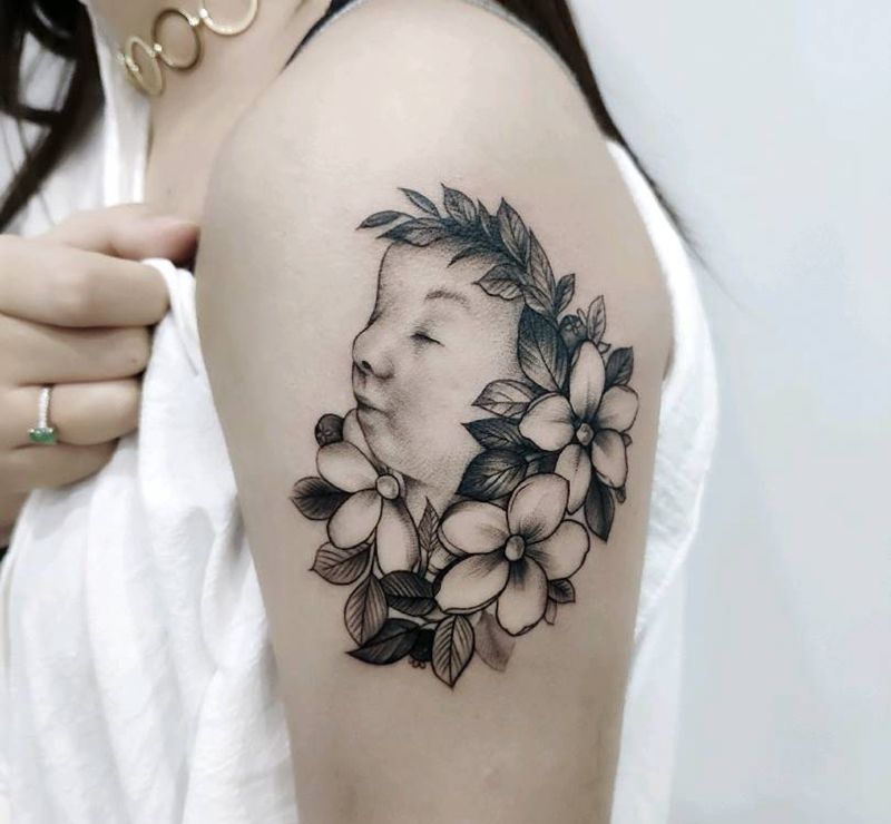 Baby纹身图片_肩部欧美写实纹身图案