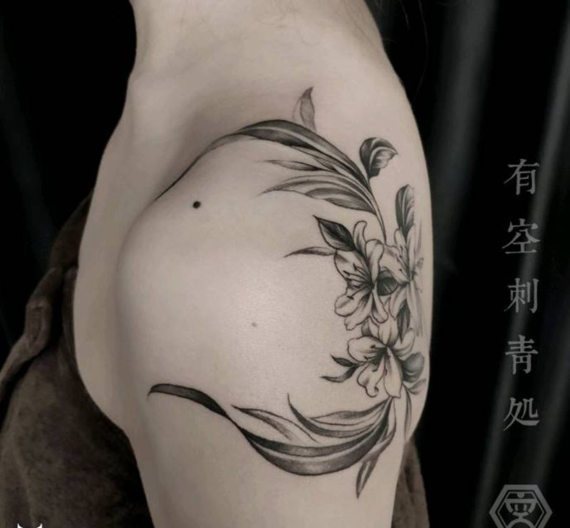 肩花纹身图片_肩部点刺纹身图案