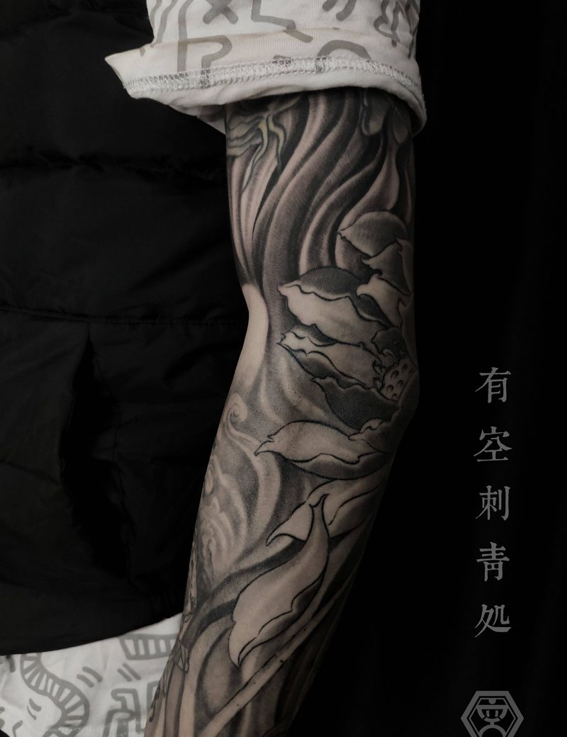 莲花生纹身图片_手臂新传统纹身图案