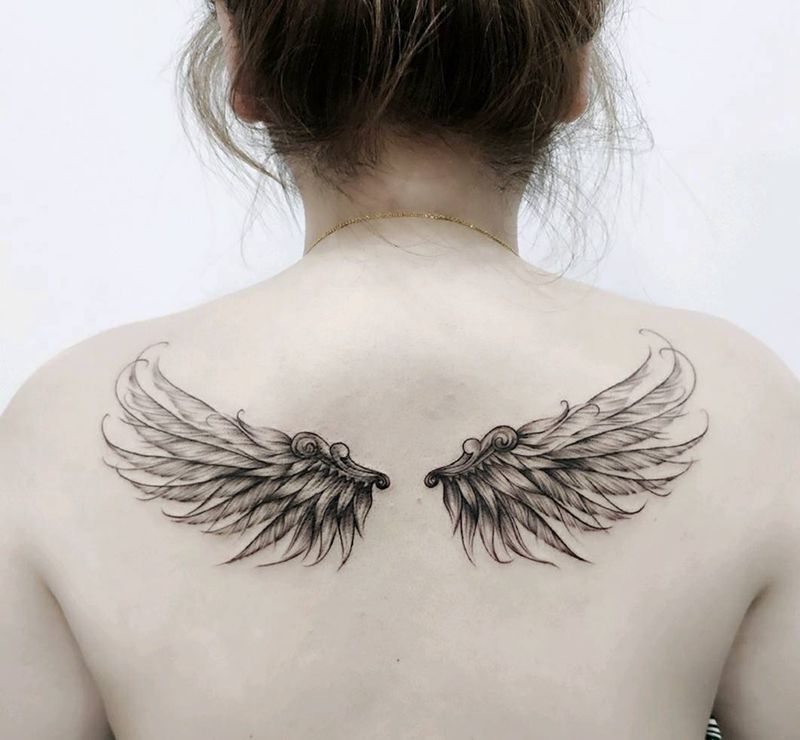 翅勒个膀纹身图片_背部点刺纹身图案