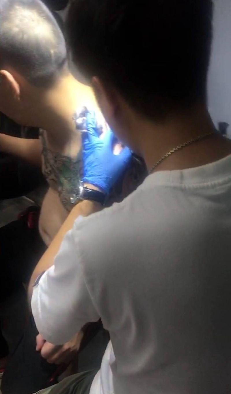 过肩龙纹身图片