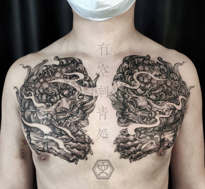 狮子头纹身图片_胸部新传统纹身图案