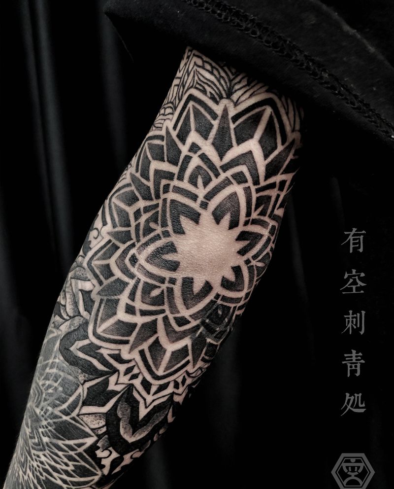 曼陀罗遮盖纹身图片_手臂几何点刺纹身图案