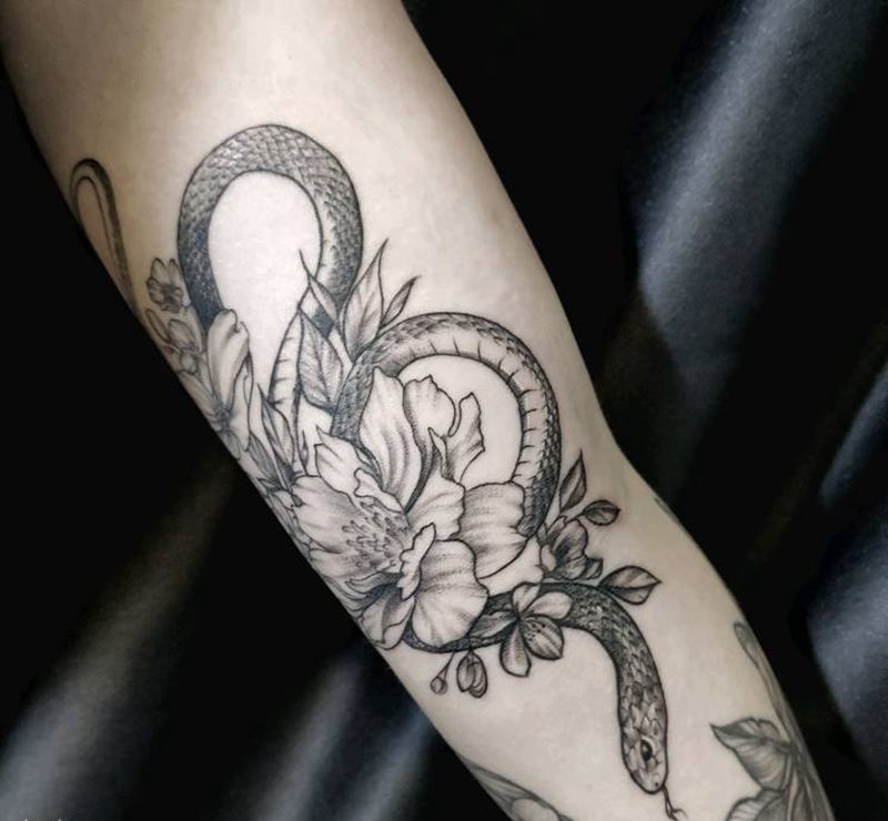 蛇纹身图片_手臂点刺纹身图案