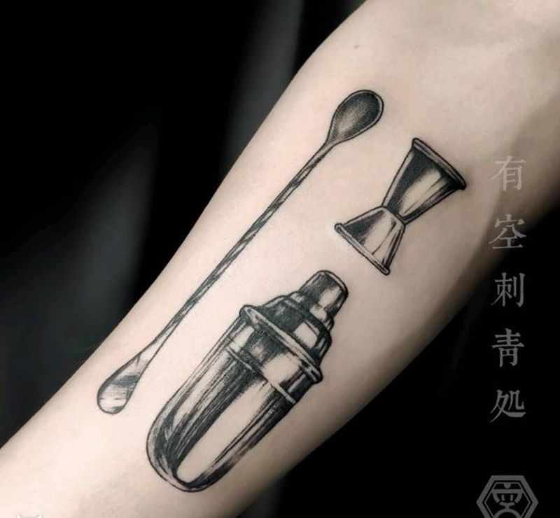 调酒装备纹身图片_手臂点刺纹身图案