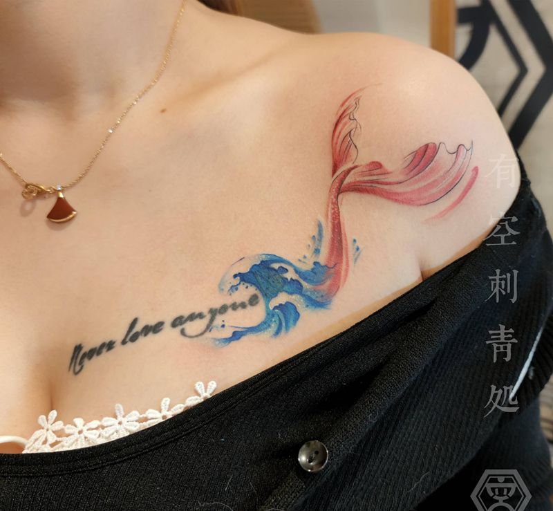 美人鱼纹身图片_肩部水彩纹身图案