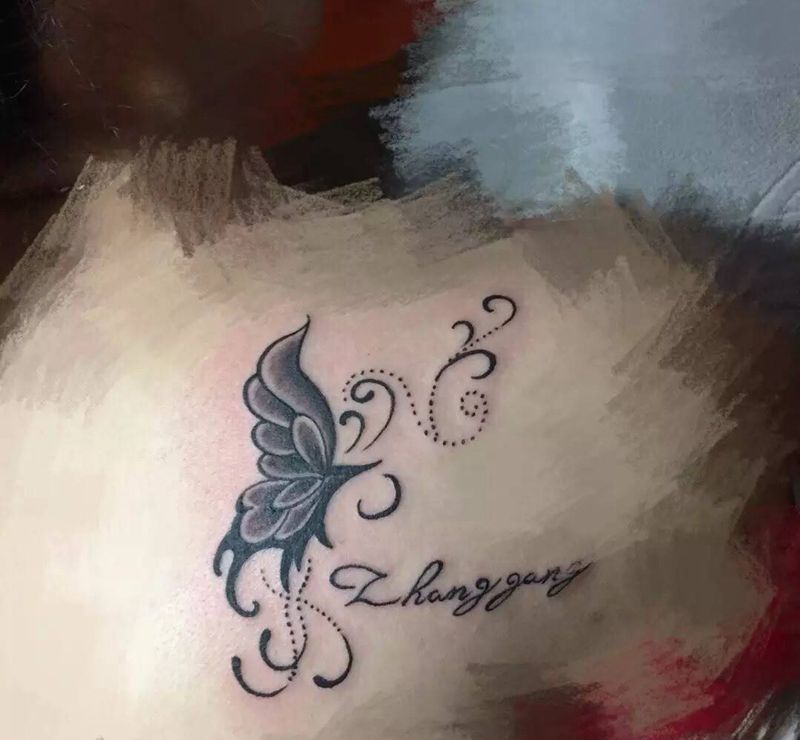 抽象蝴蝶和小字母纹身图片