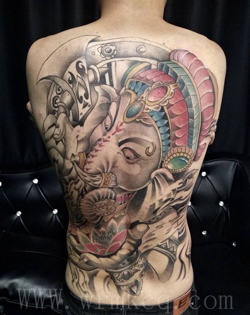 满背象神纹身图片