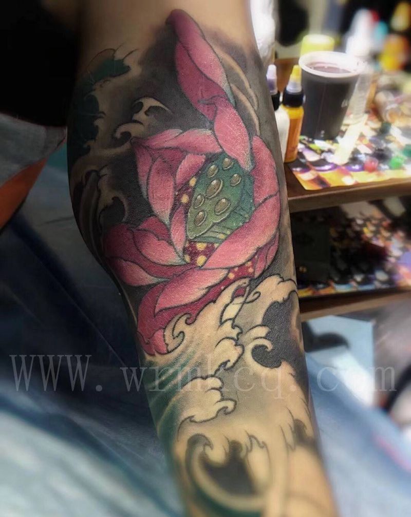 包退荷花一侧纹身图片