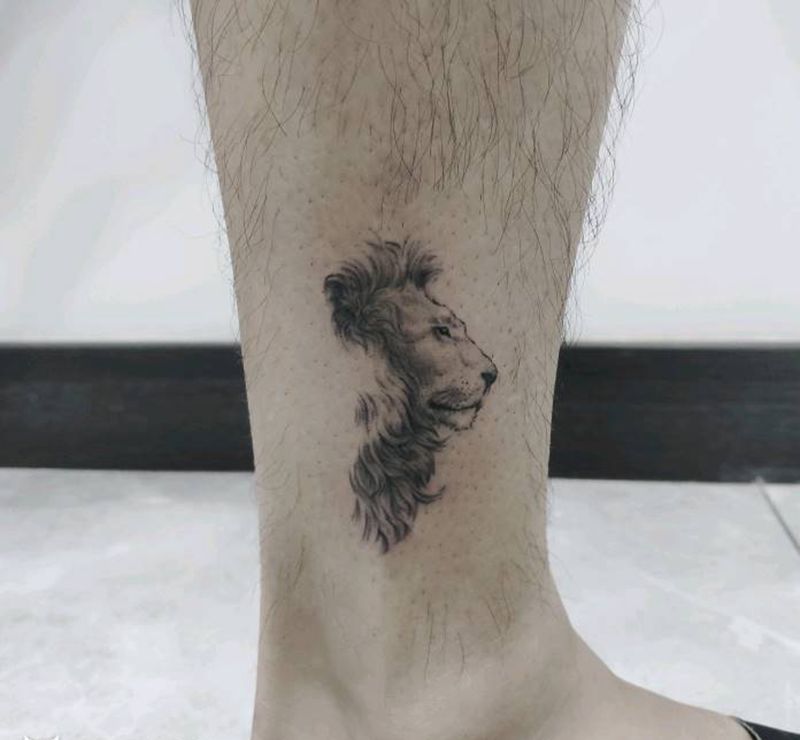 狮子头纹身图片_腿部点刺纹身图案