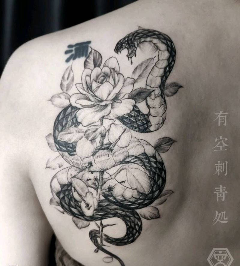 花与蛇纹身图片_背部欧美写实纹身图案