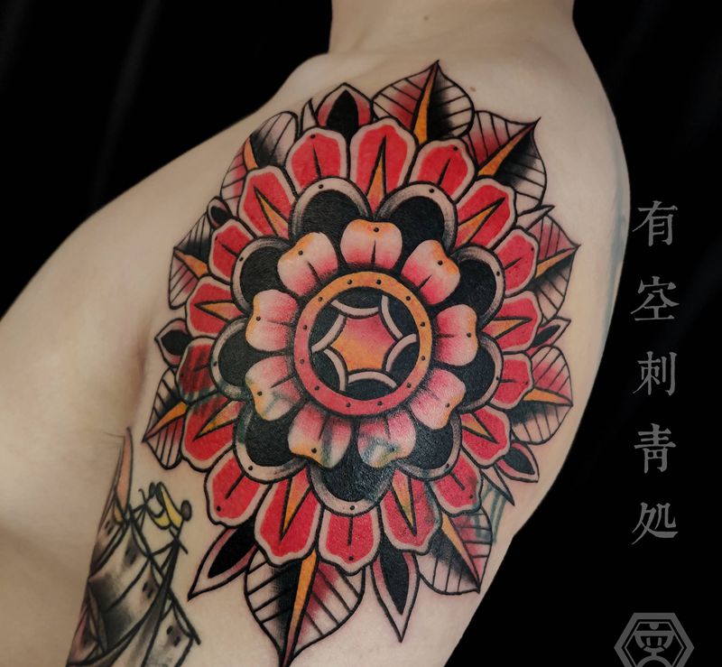 Os小红花纹身图片_肩部Old School纹身图案