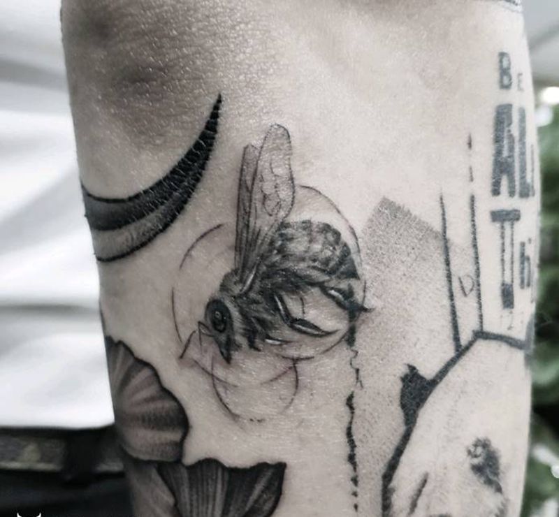 小蜜蜂纹身图片