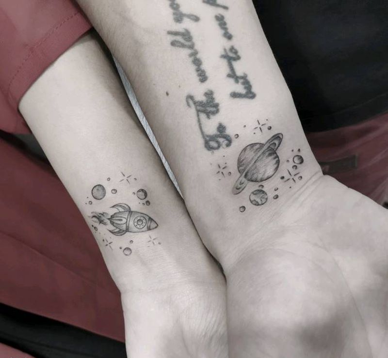 情侣小星球纹身图片_手部点刺纹身图案