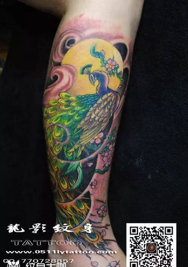 美女孔雀包腿纹身图片