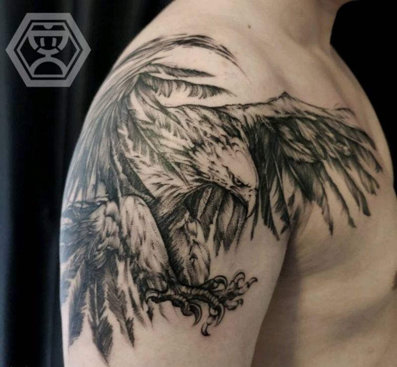 鹰击长空纹身图片_肩部点刺纹身图案