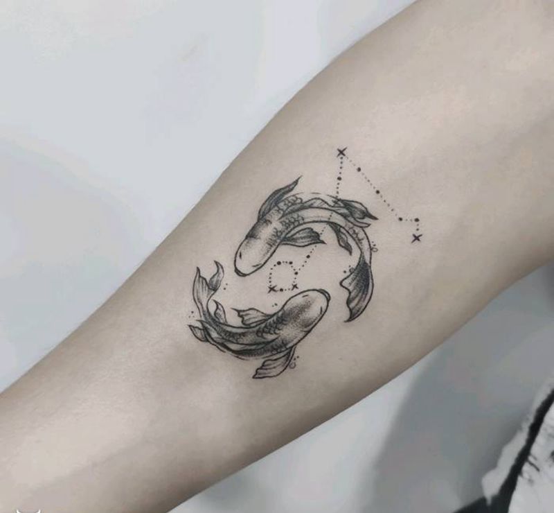 双鱼和射手纹身图片_手臂点刺几何纹身图案