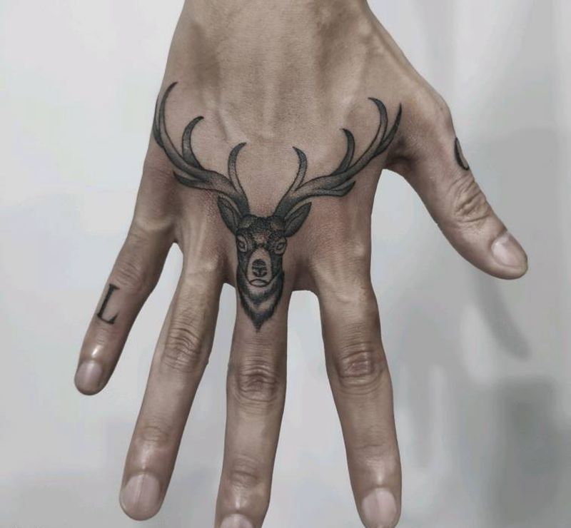 鹿头鹿脑纹身图片_手部点刺纹身图案