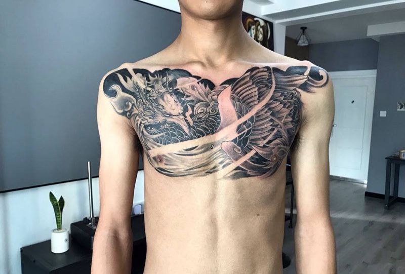 凤凰花胸纹身图片