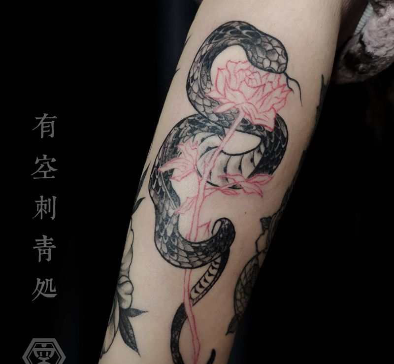 花与蛇纹身图片_手臂点刺纹身图案