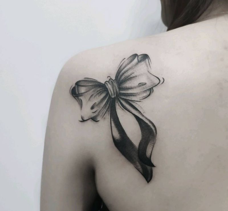 蝴蝶结纹身图片_肩部水墨纹身图案