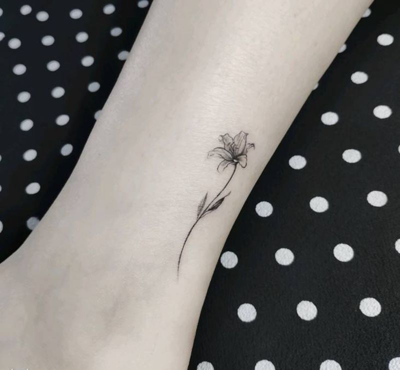 小百合纹身图片_腿部点刺纹身图案