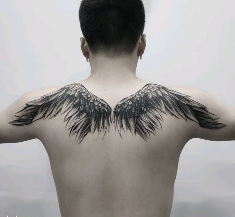 翅膀遮盖纹身图片_背部几何纹身图案