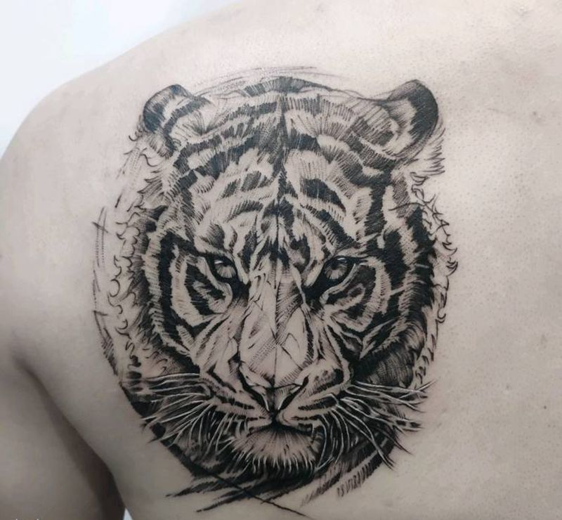 虎头纹身图片_背部点刺欧美写实纹身图案