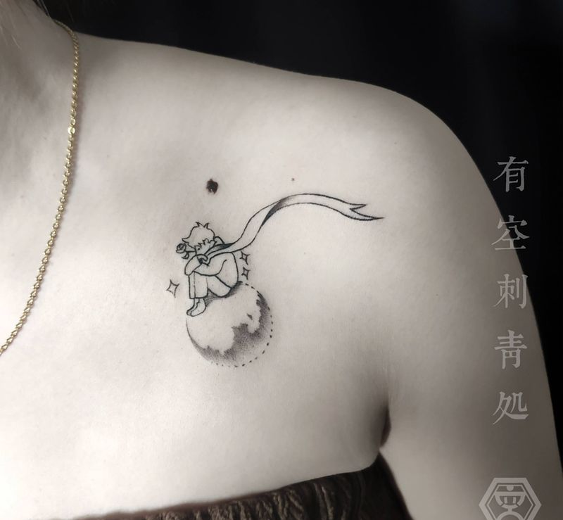 小王子纹身图片_肩部点刺纹身图案