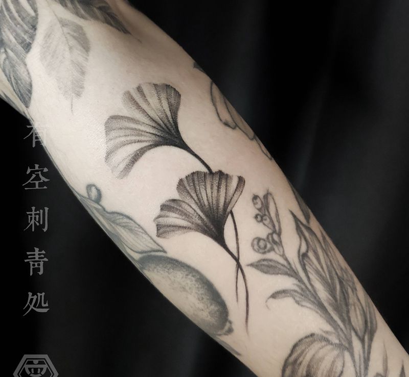 银杏叶纹身图片_手臂点刺纹身图案