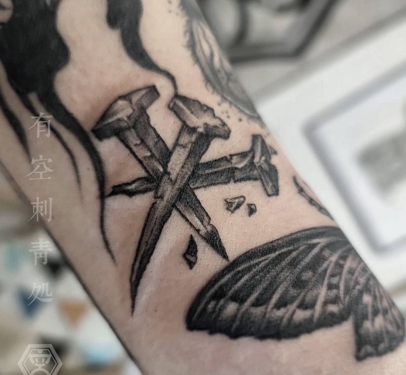 三颗钉纹身图片_手臂New School纹身图案